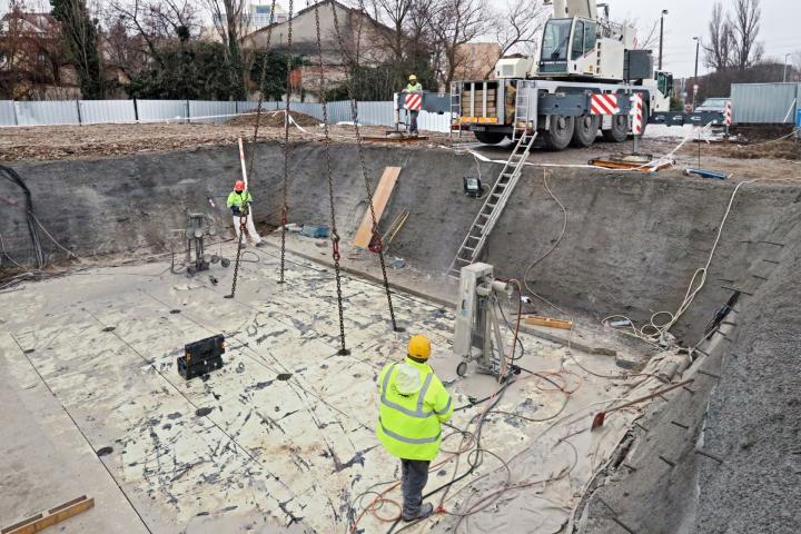 Mindeközben odafent / Meanwhile above ground